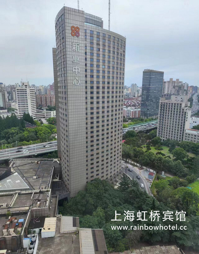 遠處可看到延安路高架 原來的銀河賓館 