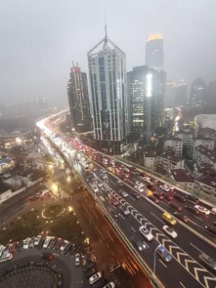 站在賓館上能看到延安西路車水馬龍